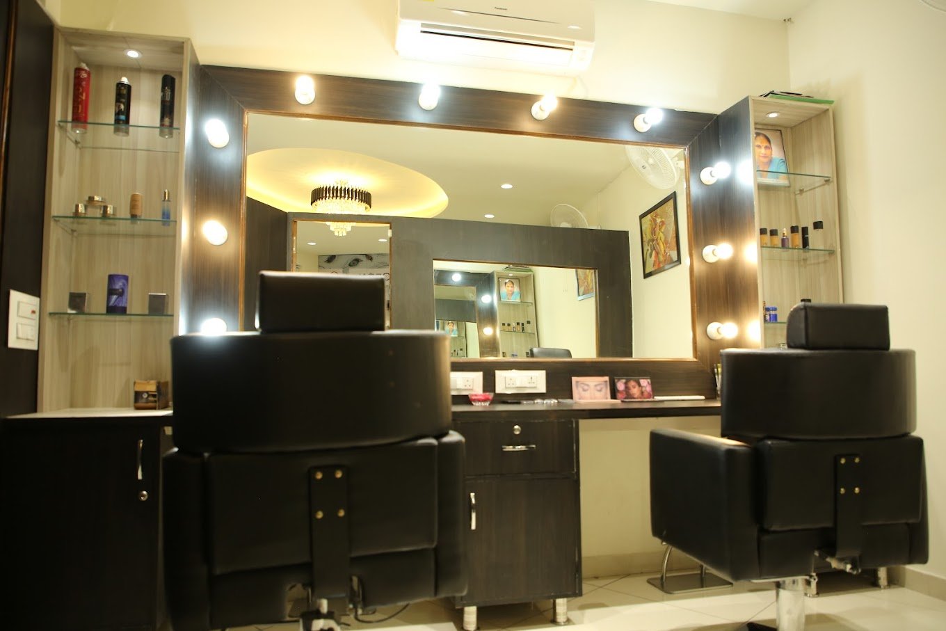 Lookism Saloon & Academy